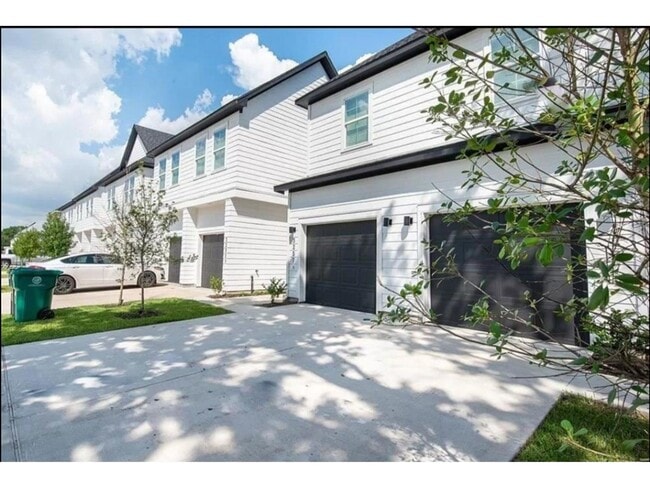 Photo - 3233 Real St