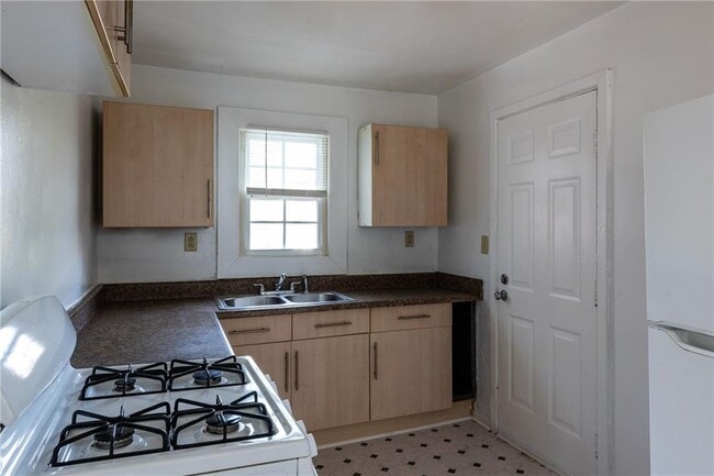 Photo - 1801 Oakmont Dr NW