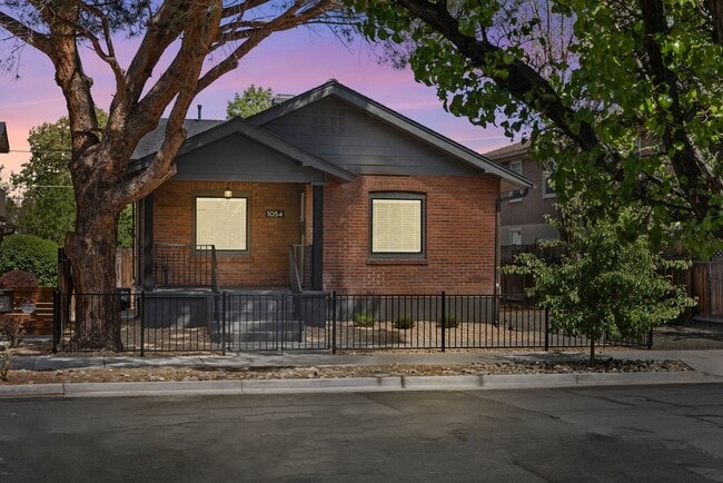 Building Photo - 3 Bed, 2 Bath, 1 Office/Guest - Fully Renovated Midtown Home