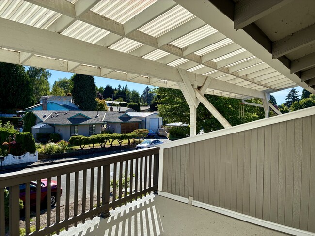 Balcony patio - 9301 SW Hill St
