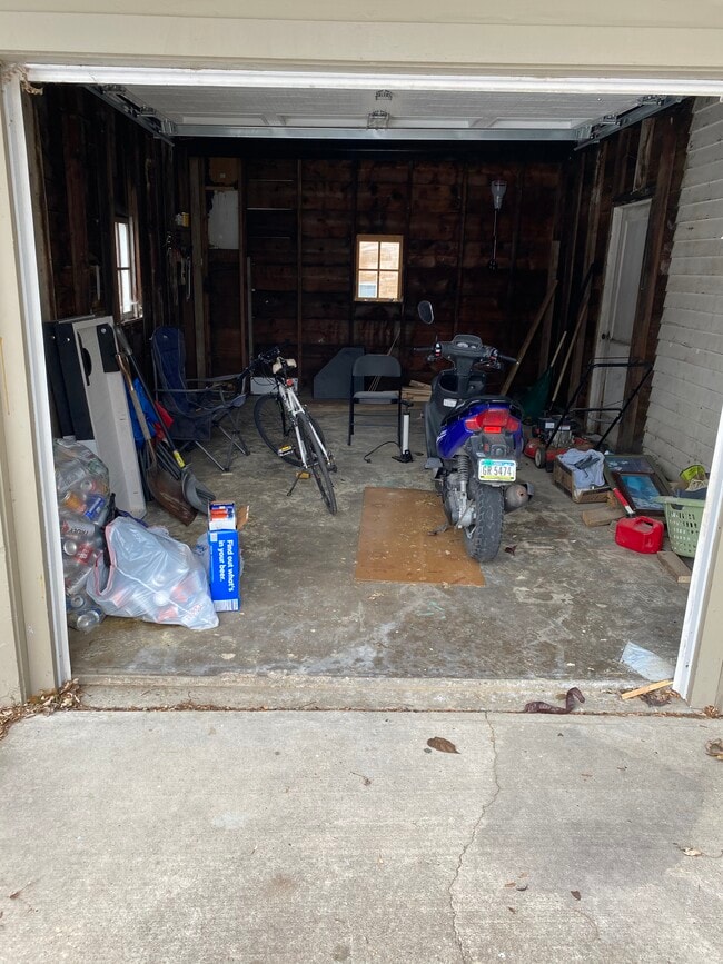 1 car garage - 609 S Lucas St