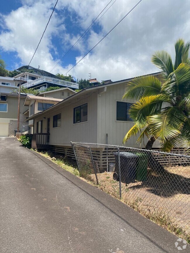 Building Photo - Quiet Kaimuki Neighborhood, 4 bedroom, 2 B... Rental