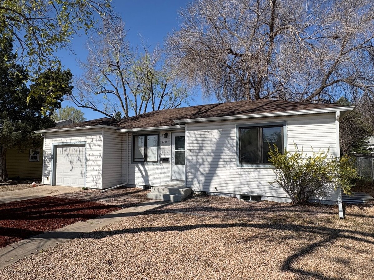 Spacious & Clean 4Bd. 1Ba Home on Quiet Street - Spacious & Clean 4Bd. 1Ba Home on Quiet Street