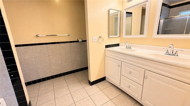 Photo - 3090 E Desmond Ave