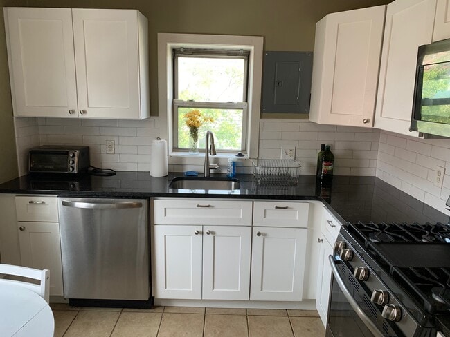 378 Thames St Unit 2