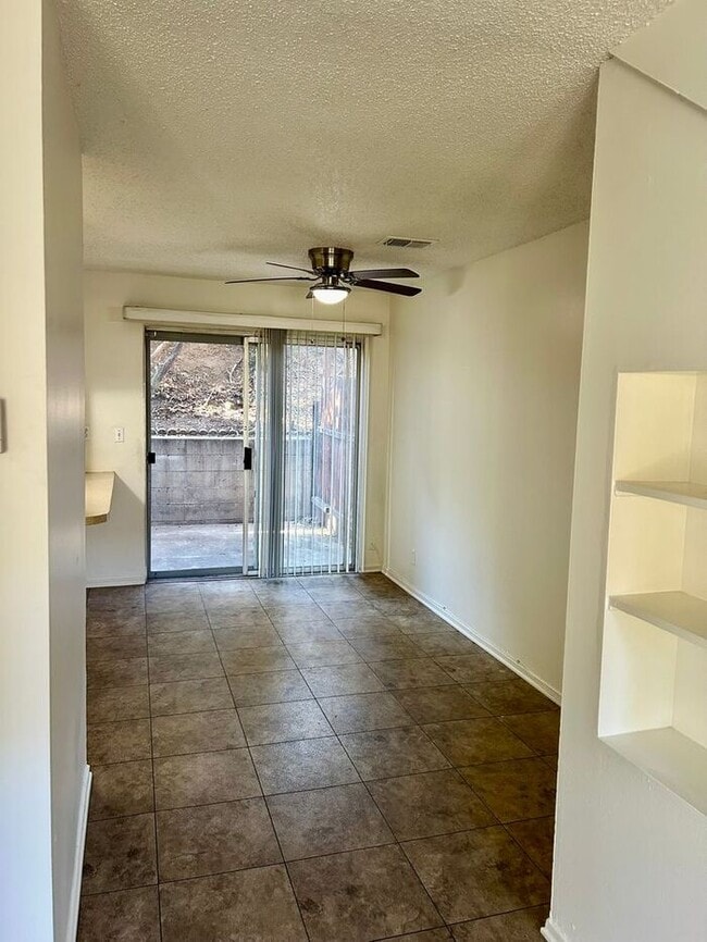 REALLY NICE 2BD & 1.5BA TOWNHOME IN FULLERTON