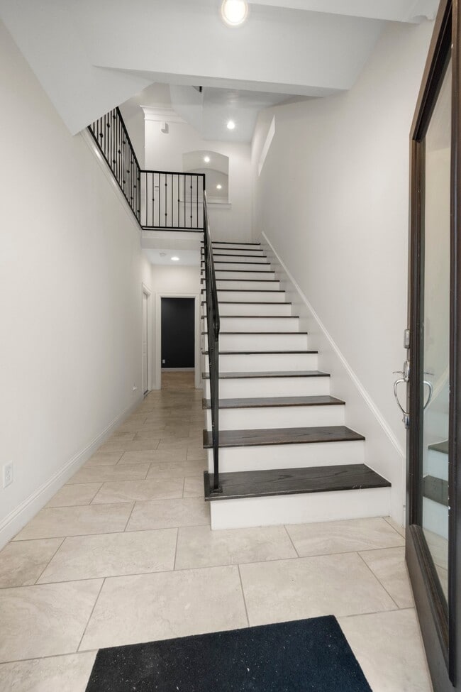 Photo - 742 W 24th St