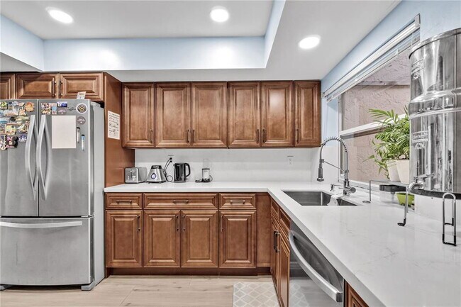 607 Village Lake Dr