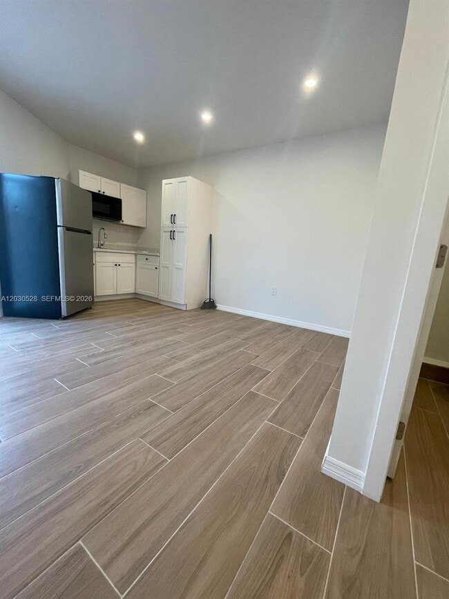 Building Photo - 6801 SW 22nd St Unit -