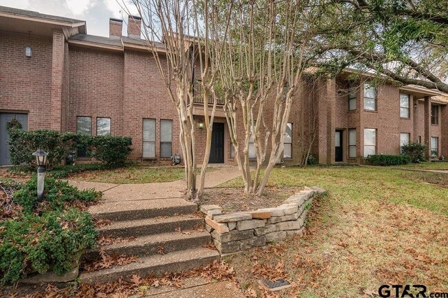 Photo - 5827 Hollytree Dr