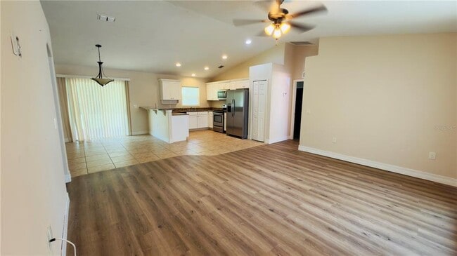 Photo - 200 Breakwater St SE