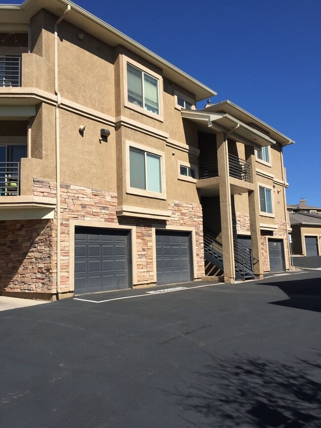 Building Photo - Charming 2 Bedroom 2 Bathroom Condominium in Mountain Shadows Area Unit 204