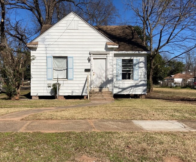 Building Photo - 1/2 OFF FIRST MONTH'S RENT  LARGE REMODELE... Rental