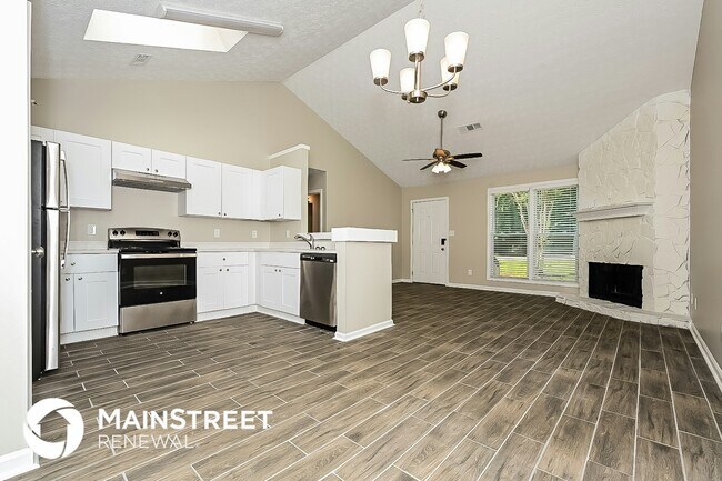 Photo - 402 Hawthorne Cir