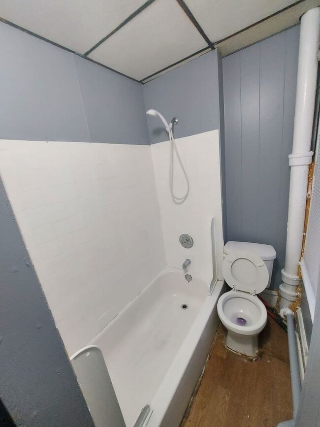 Photo - 3 Bedroom House plus finish Attic Train Station !