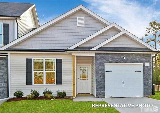 Building Photo - 3 Bedroom Triplex in Smithfield! Rental