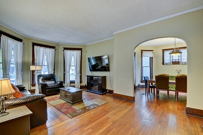 Photo - 1612 Pleasant St