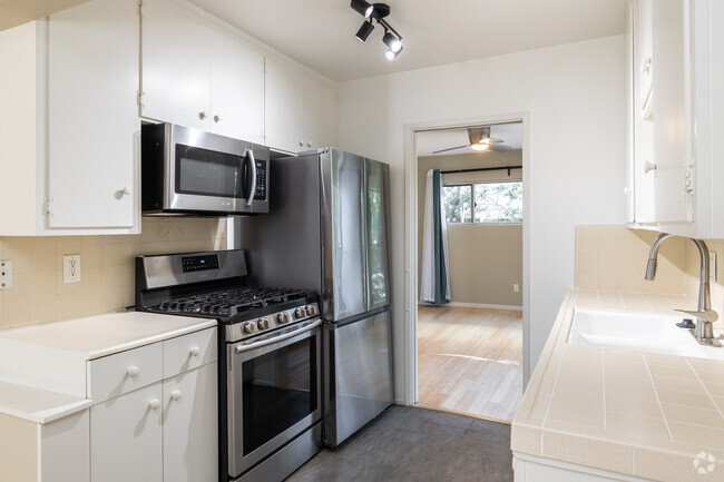 1 BR, 1BA - 750SF - Kitchen - 1438 10th St Apartments