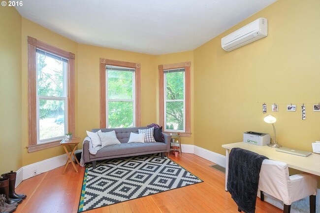 Building Photo - 3206 S Kelly Ave