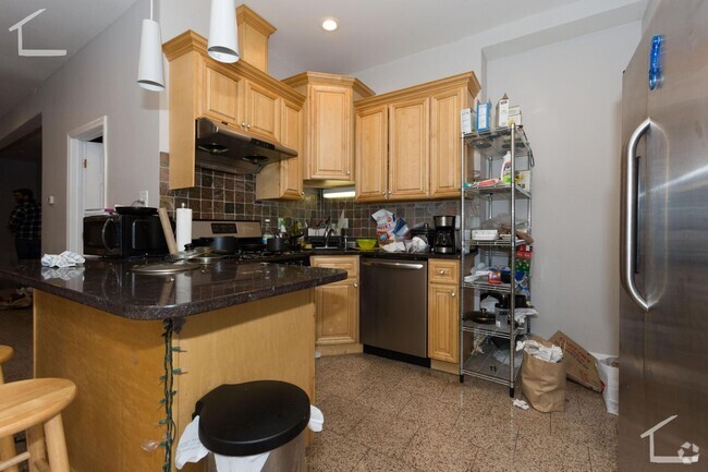 Building Photo - Large Renovated Unit in Brookline. Eat-in ... Rental