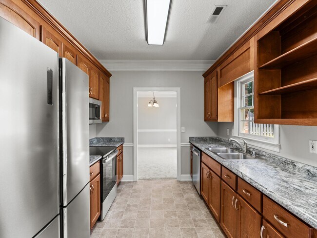 Photo - 105 Dorchester Ln