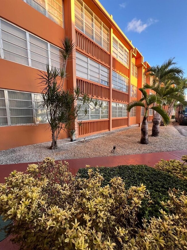 Building Photo - 1591 NE Miami Gardens Dr Unit 107
