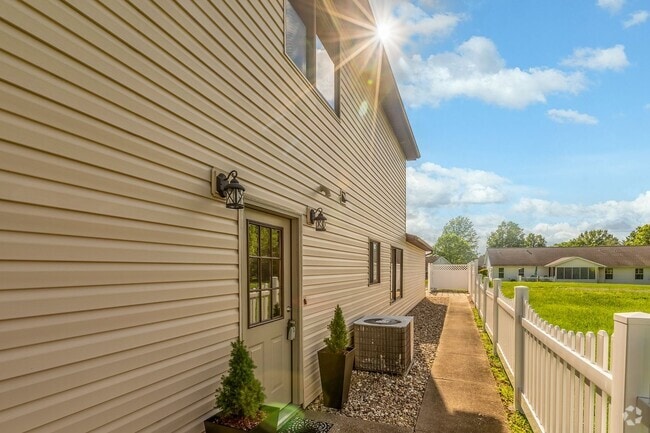 Building Photo - Newly Renovated and Ready to Move in. Rental