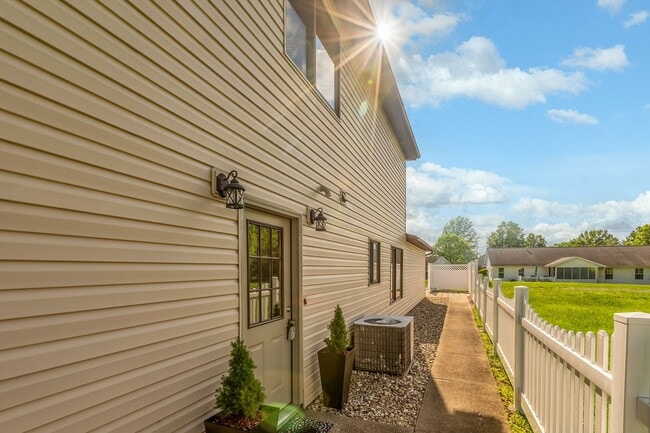 Newly Renovated and Ready to Move in. - Newly Renovated and Ready to Move in. House