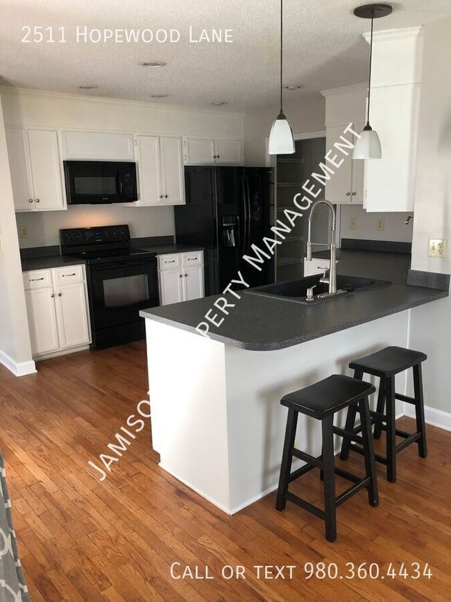 Photo - 2511 Hopewood Ln