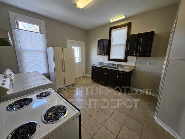 Photo - 900 E Walnut St