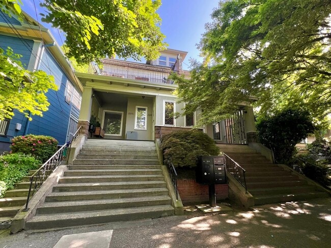 Building Photo - Stunning Vintage 2 Bed 1 Bath in NW 23rd! Unit 2222
