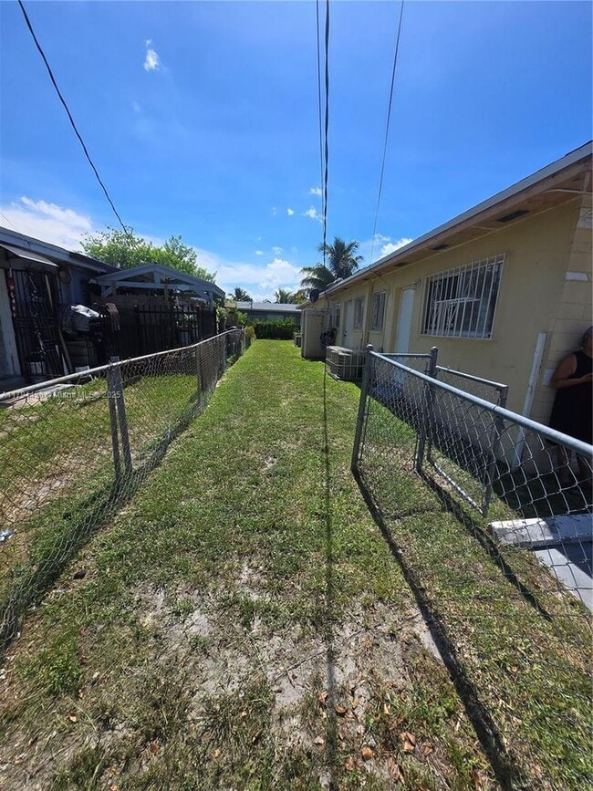 Building Photo - 3110 NW 19th Ave Unit 1-1 Rental