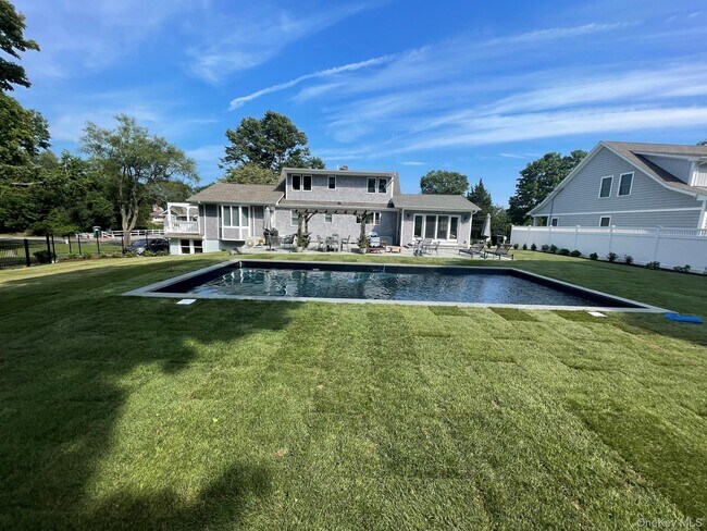 580 Gin Ln