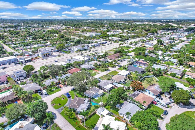 Photo - 261 NE 45th St