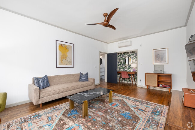 1BD, 1BA - 707SF - Living Room