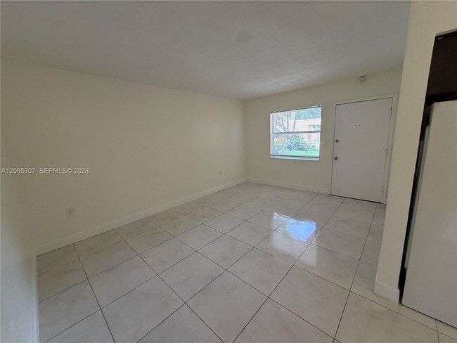 Building Photo - 16150 NE 19th Ct Unit 2