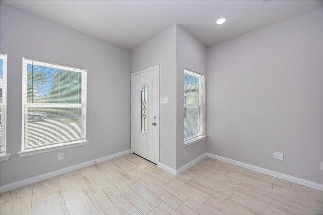 Photo - 7987 Chateau St