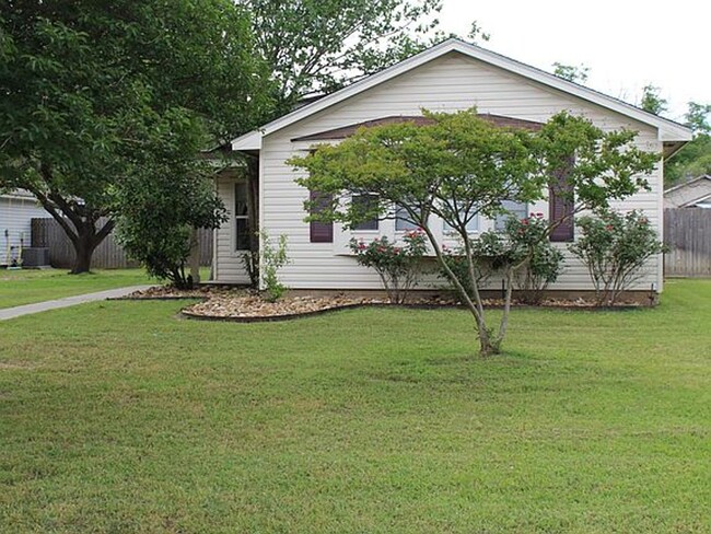 Cute 3 Bedroom 1.5 Bath Home! Available fo... - Cute 3 Bedroom 1.5 Bath Home! Available fo...