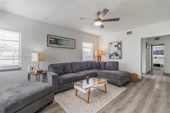 Photo - 1051 Michigan Ave Unidad 1