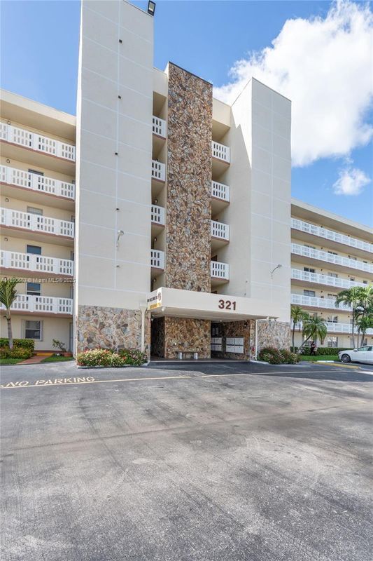 Photo - 321 SE 3rd St