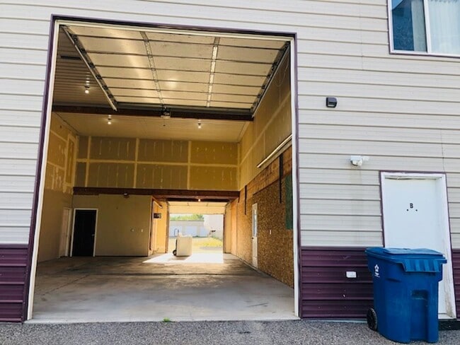 Building Photo - 160 Mactavish Ln Unit B