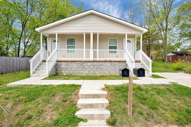 Photo - 2365 E 5th St