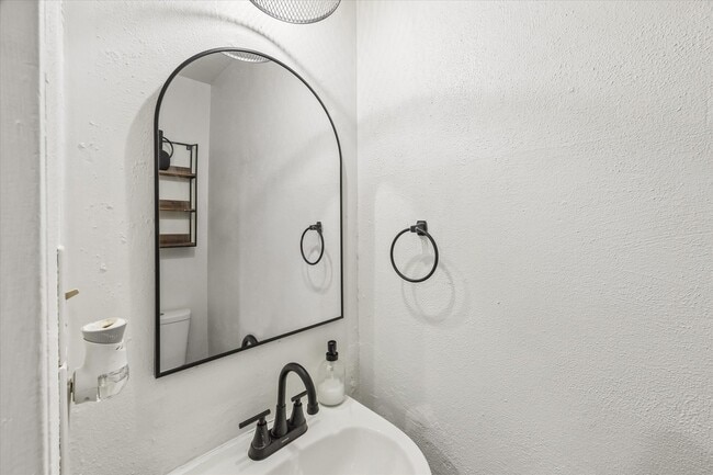 Photo - 2423 Meadow Ln