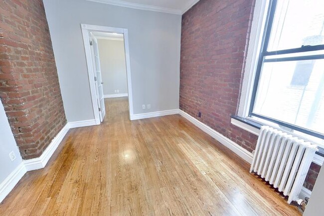 Building Photo - 410 E 13th St Rental