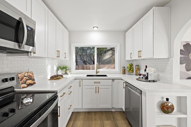 Photo - 2 Bedroom 1 Bathroom Charming Greenlake Home!