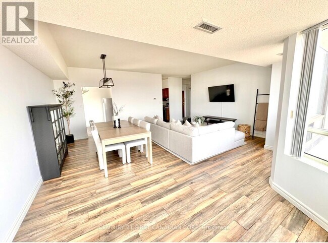 Photo - 744 Wonderland Rd S Unité 1206