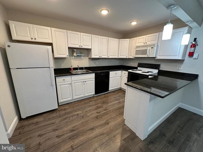 Building Photo - 25 W 5th Ave Unit 1