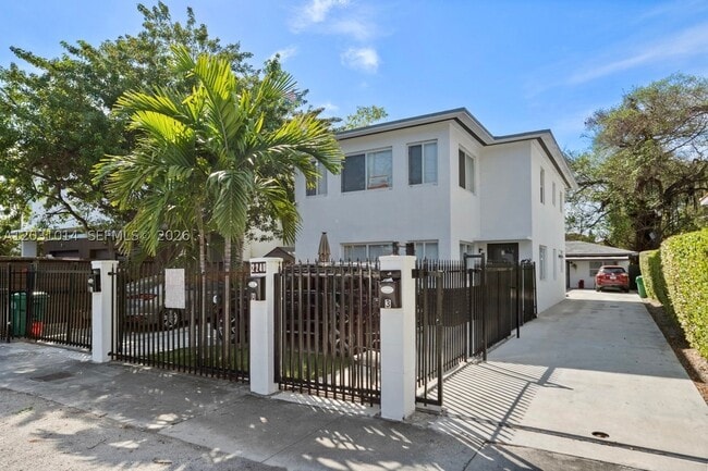 Building Photo - 2240 SW 16th St Unit U
