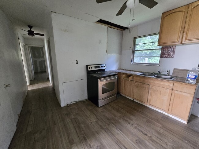 Photo - 122 3rd St SW