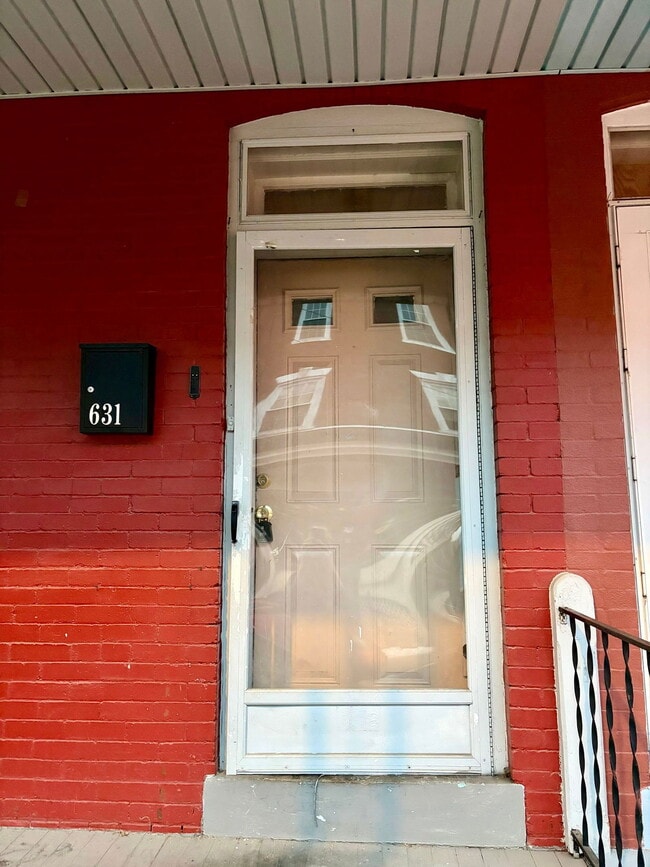 Building Photo - 631 E Madison St